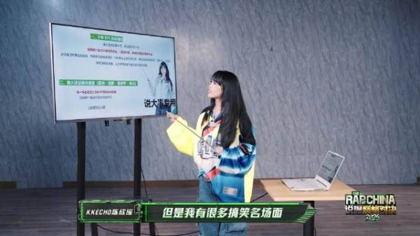 你们觉得艺人用生活化自嘲标签定位自己，是不是更容易拉近和普通观众的距离？