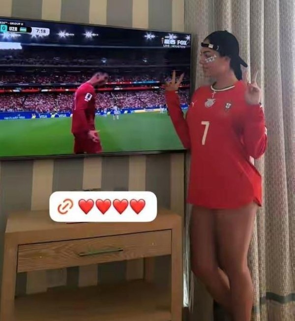 C罗进球瞬间，妻子一个举动让亿万人感动：难怪浪子收心只选她