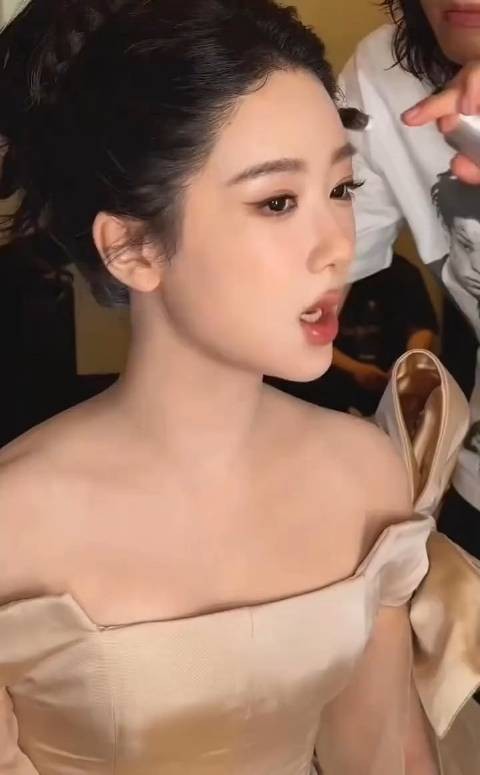 杨紫红唇盘发亮相白玉兰提名晚宴