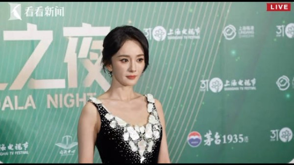 杨幂来啦！ 宁绣绣单人走上绿毯、好美好温婉 一切顺利！
