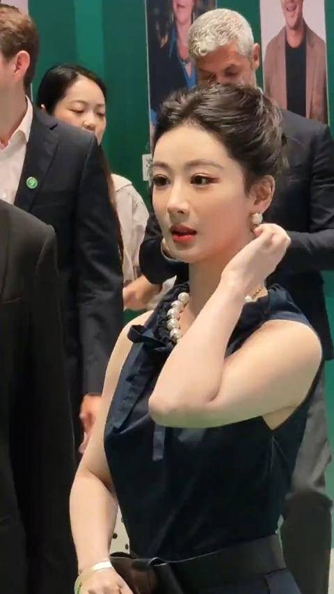端庄又大气！杨紫利落盘发亮相白玉兰晚宴