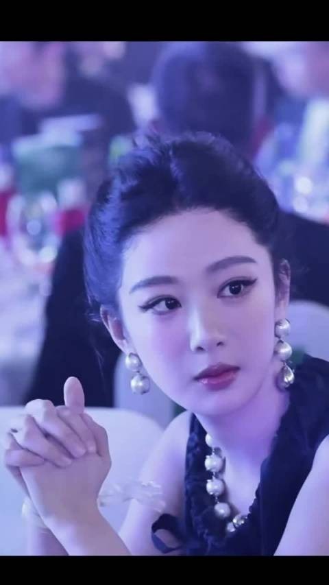 杨紫白玉兰晚宴妆造杨紫浓郁的大花气质