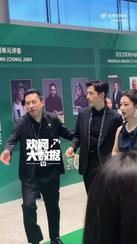 杨紫黑裙珍珠千金绿毯妆造