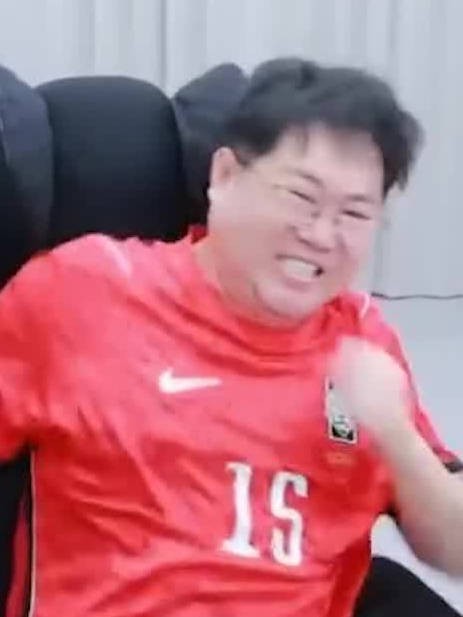 暴怒！韩国足球主播模仿韩国队球员懒散状态