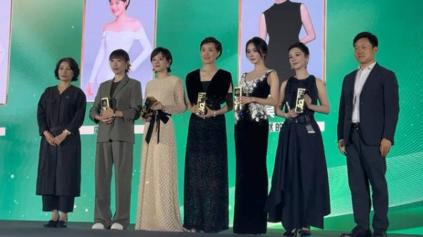白玉兰最佳女主角提名同框合影 好美好有气质的杨幂！