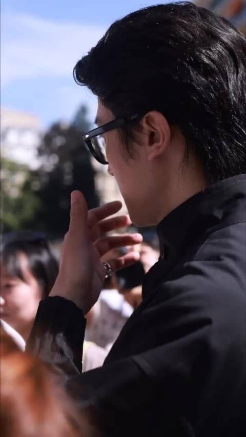 幸卓辉亮相巴黎时装周，全黑造型气场十足