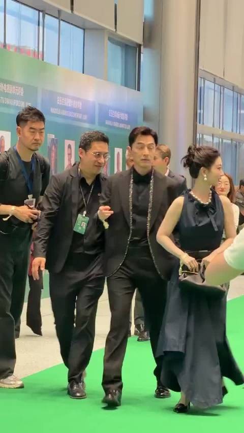 杨紫胡歌白玉兰红毯 红毯 胡歌