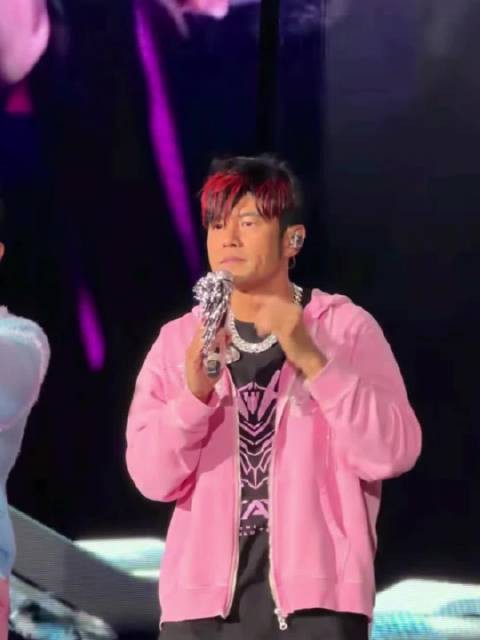 周杰伦演唱会现场劝退无票歌迷引热议
