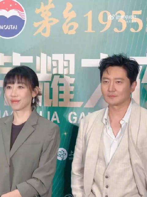 郭京飞任素汐走绿毯像遛弯