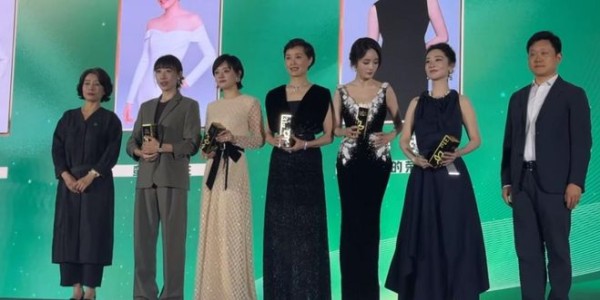 昨晚白玉兰提名女主角合影，杨紫像个小跟班？这反差感太绝了