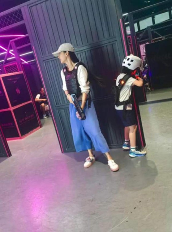 baby带小海绵现身港迪，素颜弓着背玩手机仍好美，3部手机抢镜