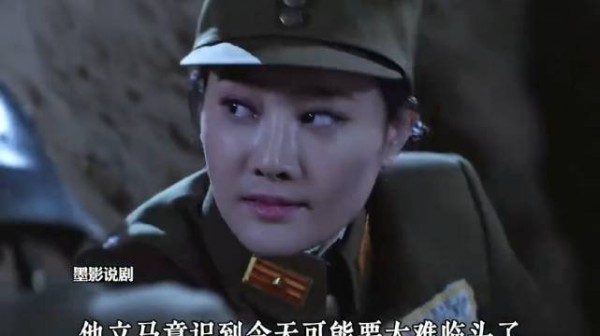 女子枪托碰触战壕野草触发意外