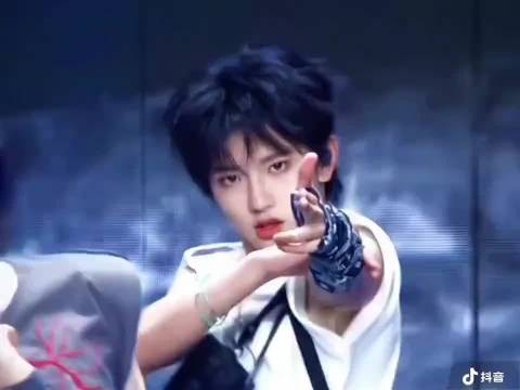 穆祉丞巡演要求粉丝备手掌大小纸