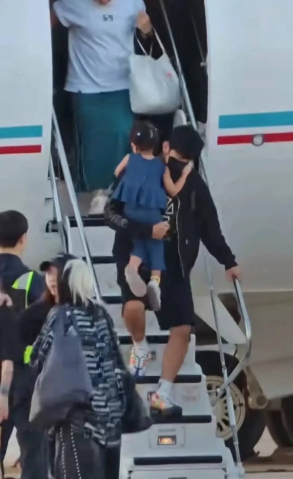 周杰伦携一双儿女抵京准备演唱会 单手抱女儿满满父爱
