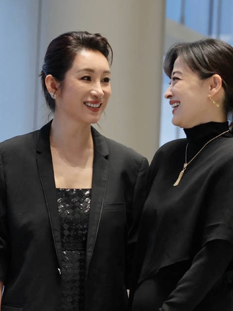 两位都是中年女星里有颜值有演技的标杆，大气飒爽的秦海璐，温润从容的梅婷