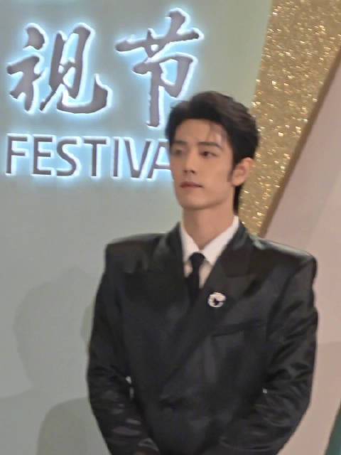 肖战候场时手一会儿放前一会儿放后