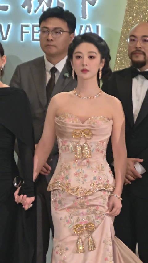 杨紫摸来摸去终于找到放手的地方了