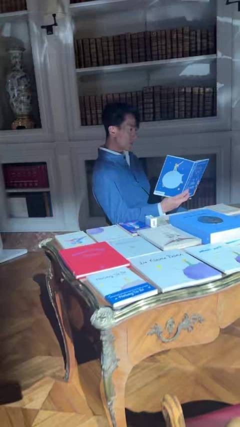 吴尊巴黎时装周蓝西装亮相，展儒雅绅士气质