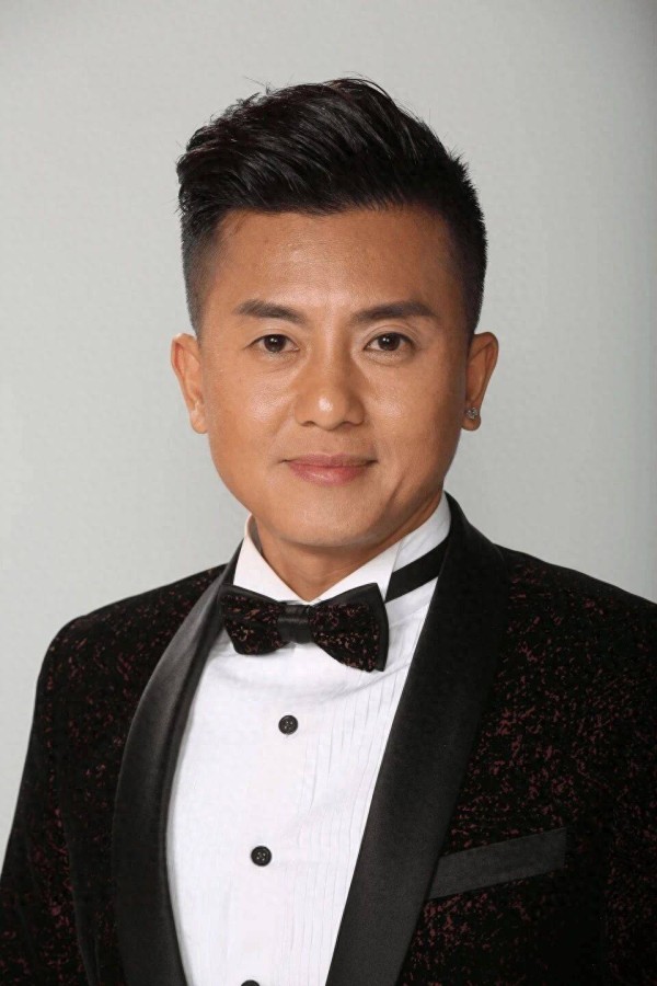 TVB又一男艺人宣布离巢，效力12年演过70多个角色，获谭咏麟提携