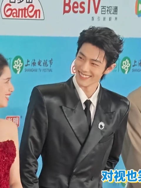 肖战张婧仪相视一笑