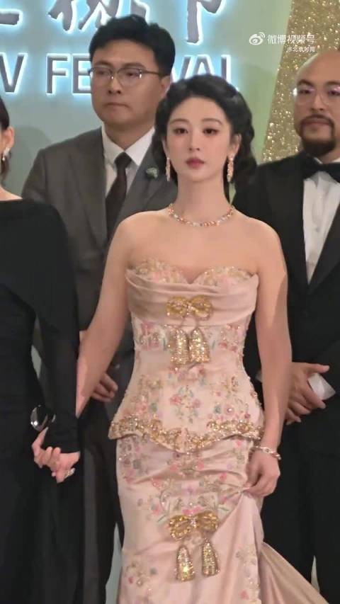 杨紫白玉兰红毯太可爱