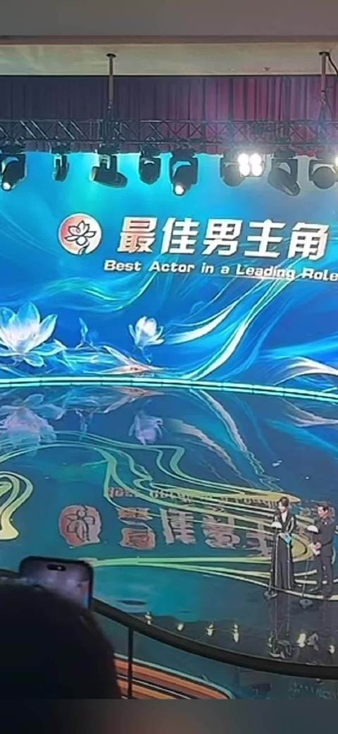 闫妮获白玉兰奖，关晓彤代访五男神谈合作搭子