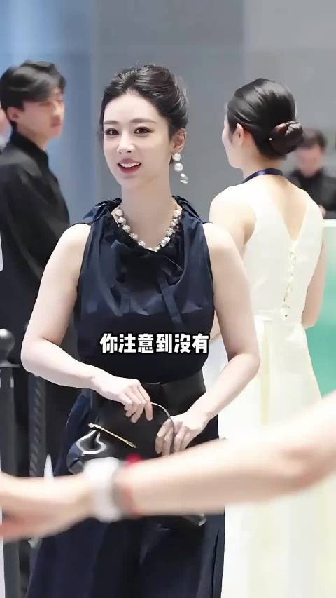 为何杨紫总是全裹出境？一段路透曝光，实力派不需华服也自带光芒