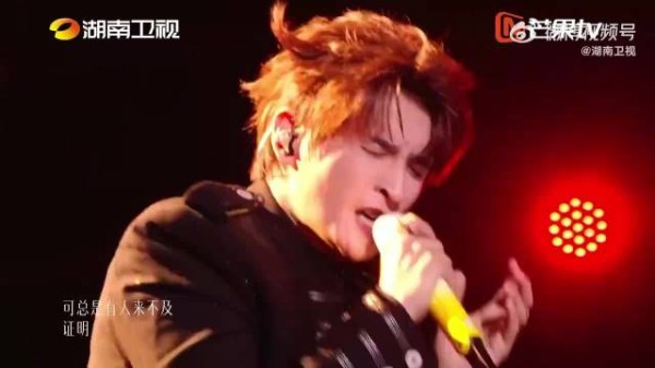张远袭榜赛演绎《狐狸》获耳帝称赞舞台设计精准