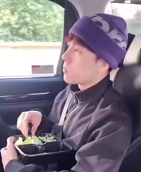 王嘉尔吃减肥餐，没有人吃草还能笑得出来，感觉他吃到后面都开始叹气了
