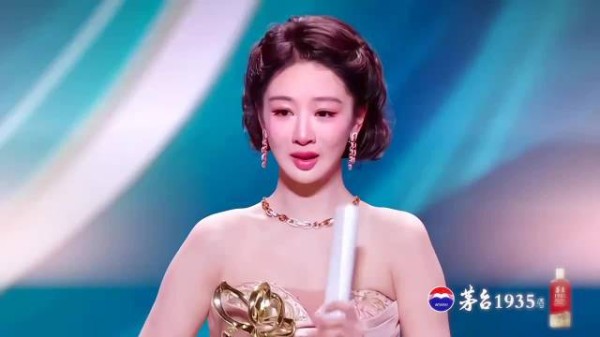 杨紫在白玉兰，闪闪发光！超美