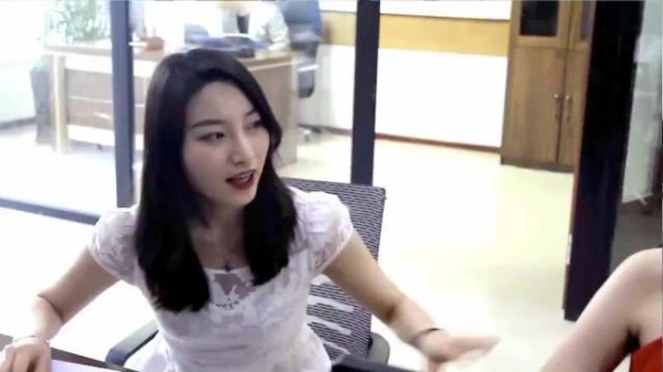两个女子打赌让老公抱一下，白衣女子中计了