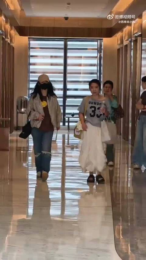 杨紫获白玉兰视后次日，父亲为粉丝送冰淇淋庆祝