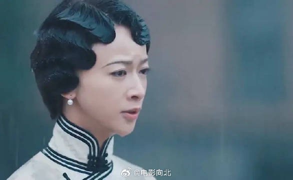 父亲为国牺牲R本人将他尸首示众，三女儿忍着悲痛抬回父亲尸体