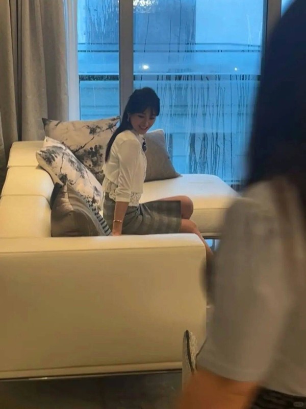 TVB港姐冠军张名雅离巢后当网红，拍完3亿豪宅广告，步行搭地铁回家