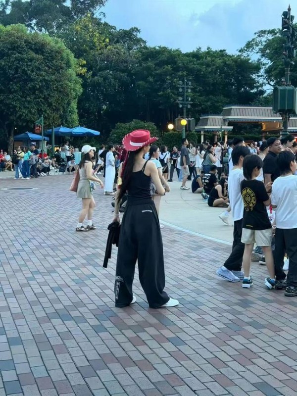 Angelababy带小海绵香港迪士尼疯玩！身高直逼妈妈肩膀，9岁长势太惊人
