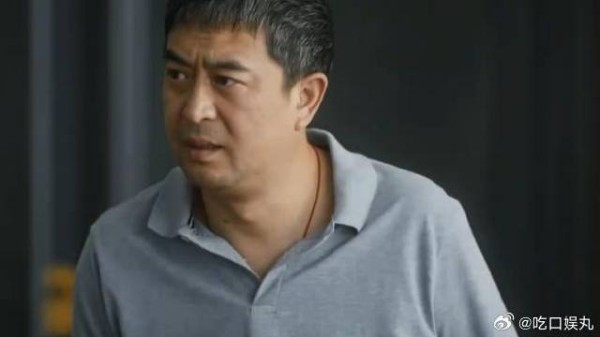 大妈被小伙给气哭，丈夫进来察觉到了，却还不为所动！