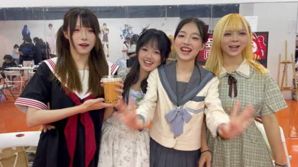 今日特典会开始啦！地点在四楼特典区b桌哦