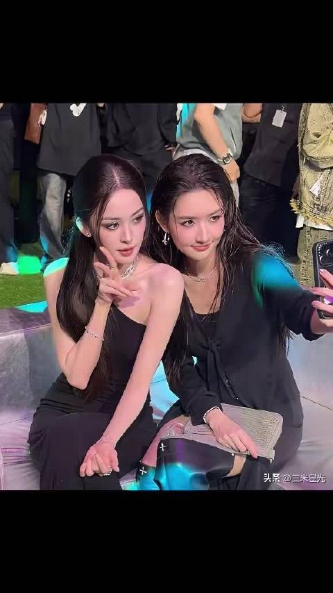 古力娜扎王玉雯合影引热议，面部折叠度显差异