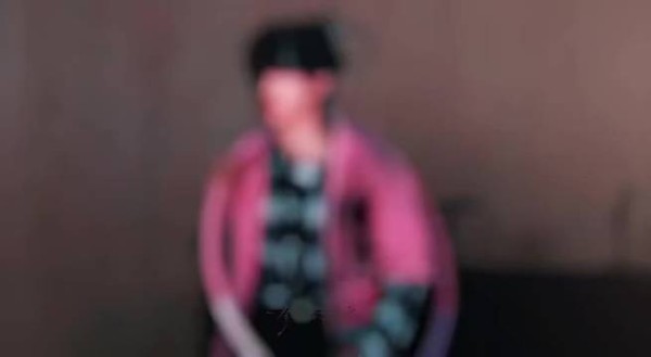 苏新皓黑白光影大片展现优越下颌线