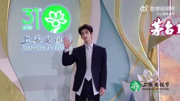 张凌赫亮相白玉兰红毯
