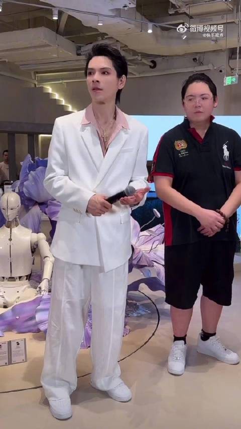 向佐粉丝见面会现场求职获CEO面试邀约