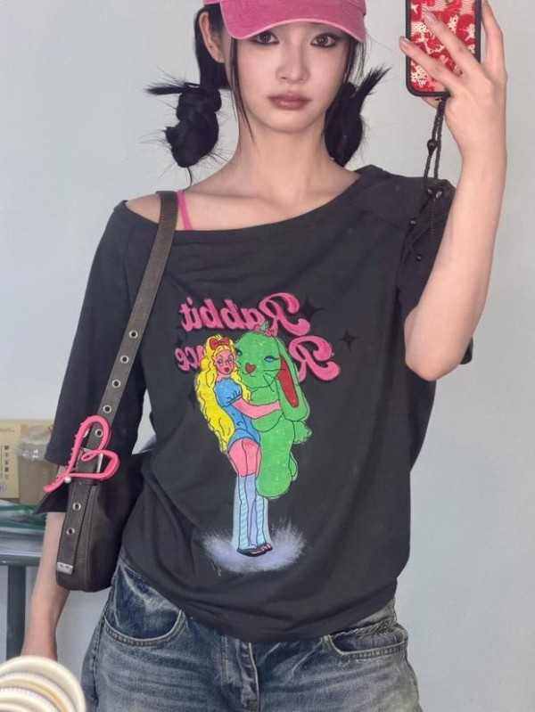 周洁琼粉帽搭配小烟熏妆容 休闲造型酷飒灵动