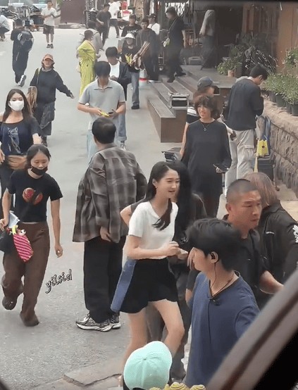 关晓彤片场快步迎父亲探班 满脸笑意明媚治愈
