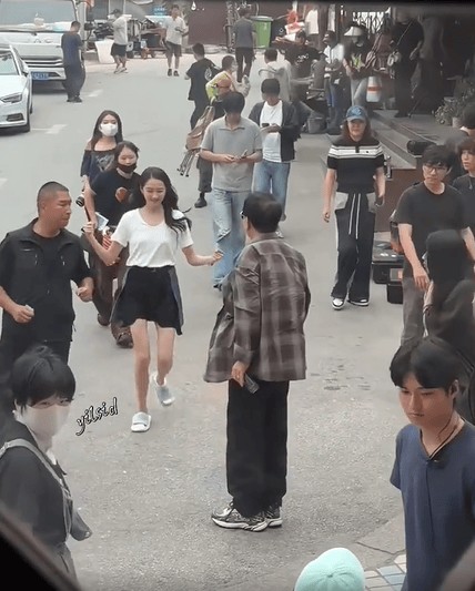 关晓彤一路小跑。