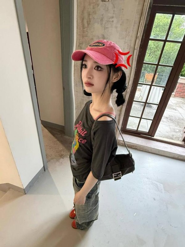 周洁琼表演生气的表情包。