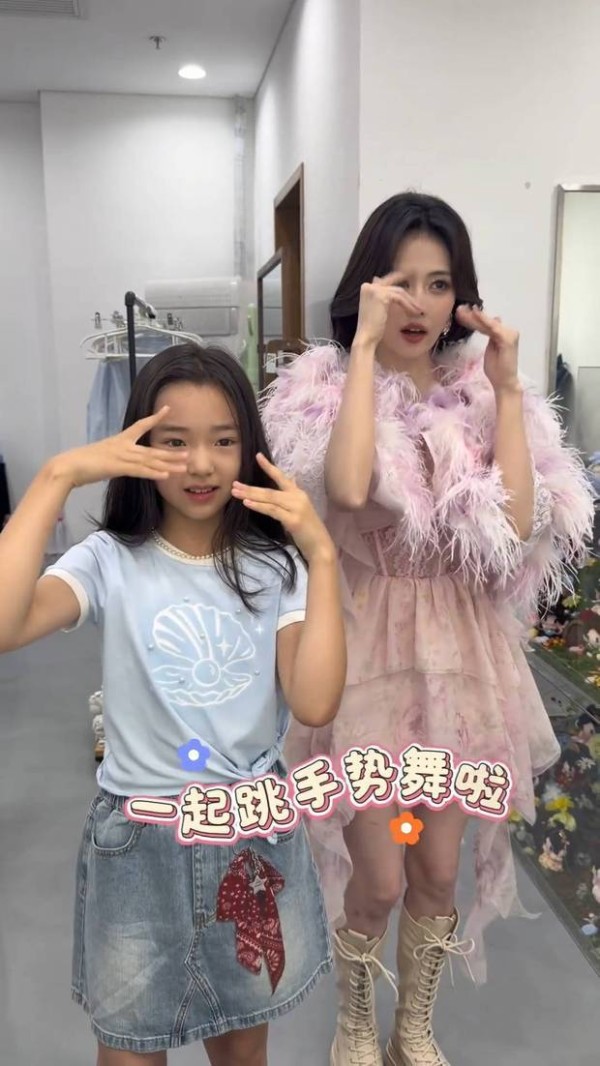 小酒窝现身白鹿十周年演唱会 跟跳手势舞软萌互动
