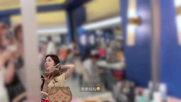 范玮琪问陈瑶皮肤好是否因吃辣，陈瑶回应天生丽质