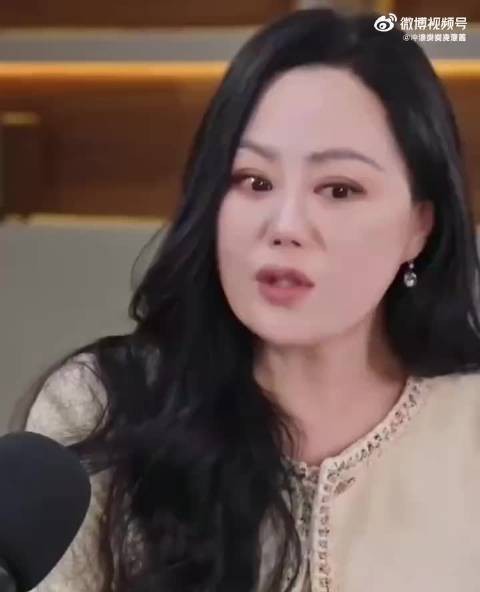 章小蕙谈到婚姻也忍不住红了眼眶,她对婚姻有一个词,“早去早回”