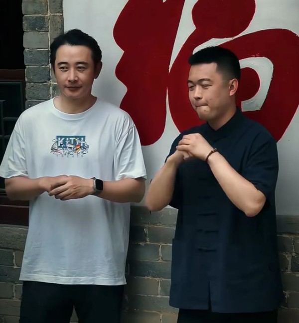 罗晋大孤山素颜照曝光，秃顶白发引热议：成年人世界哪有容易二字