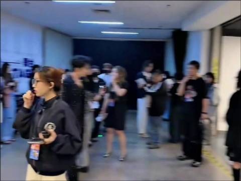 好辛苦呀，刚下舞台就要处理对接其他的工作，一个很游刃有余很帅的个体户